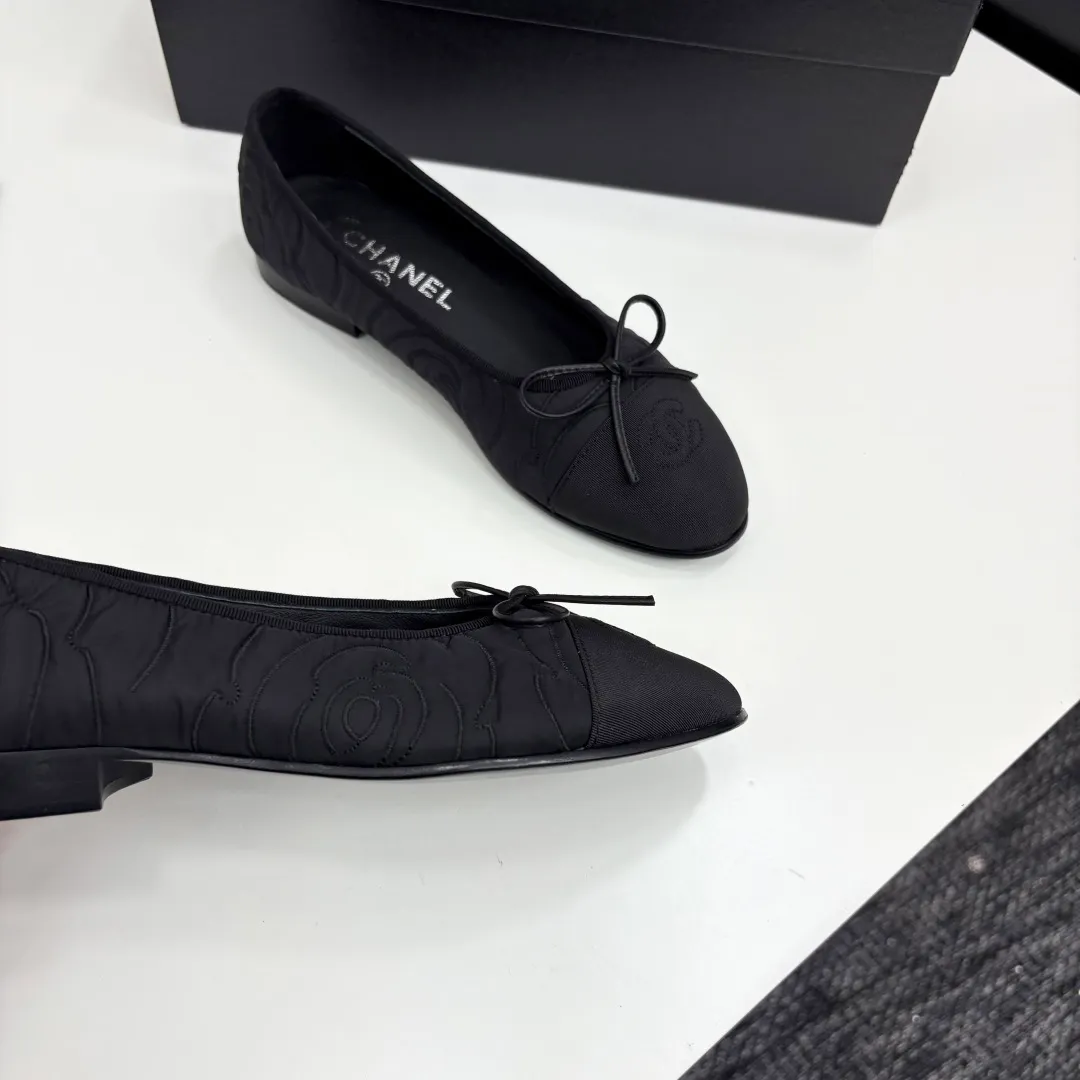 👟👟Ex-factory price 540👟👟 25Fw early spring latest color Chanel Xiaoxiang bow ballet flat shoes Believe me, this is a pair of ballet shoes that can take you to good places🩰 Upper: original lace mesh inner lining: no lining Sole: Italian genuine leather outsole Size: 34-41 regular size (34.40.41 customization is not returnable)